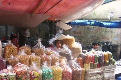 Gần tết bánh kẹo bán cân lại tung hoành